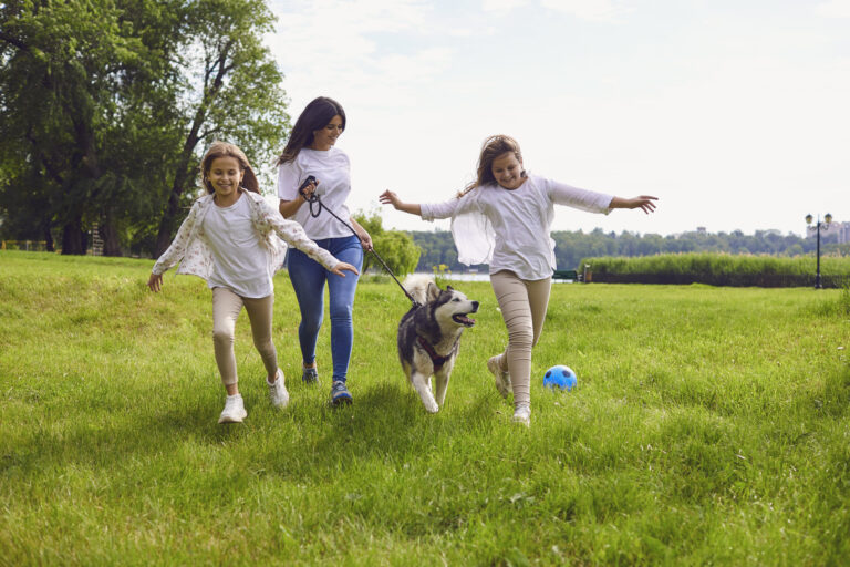 Hund der løber med tre piger